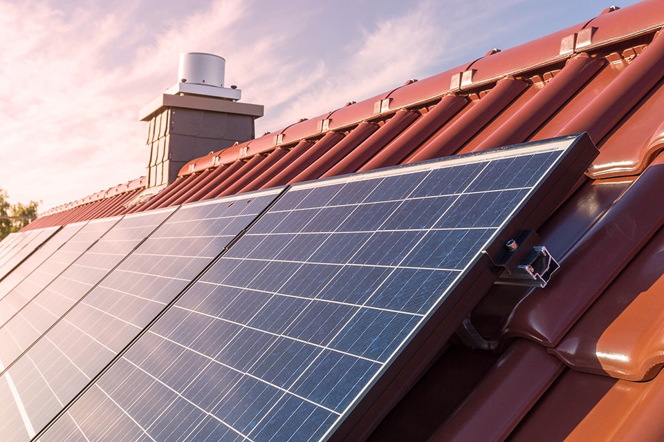 Nové omezení přetoku energie: Co to znamená pro majitele fotovoltaických elektráren na rodinných domech?